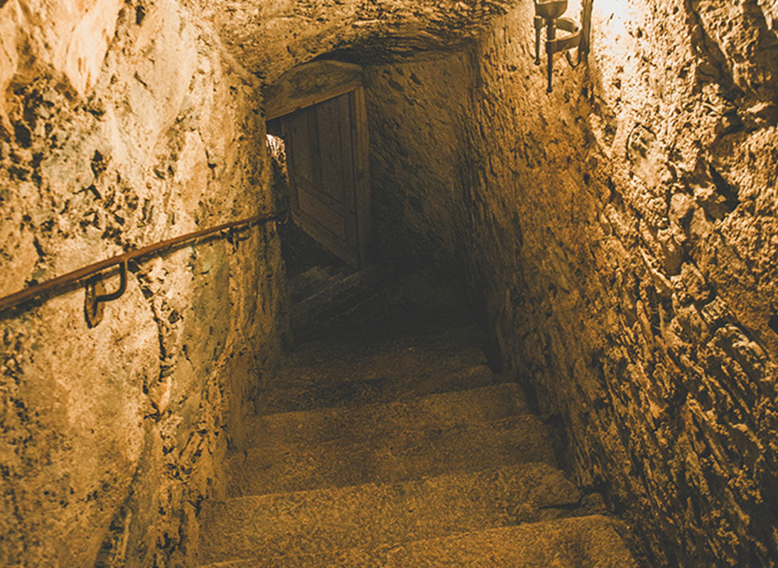 Schloss Mittersill Weinkeller Treppe web