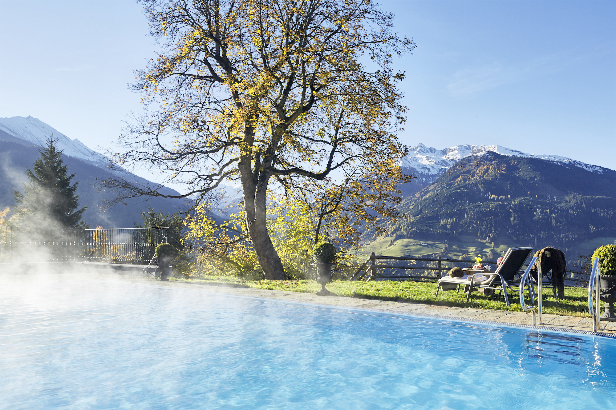 Beheizter Aussenpool mit Garten im Herbst Kopie